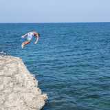 Riusciamo cos� a immortalare un giovane alle prese con uno spettacolare tuffo...